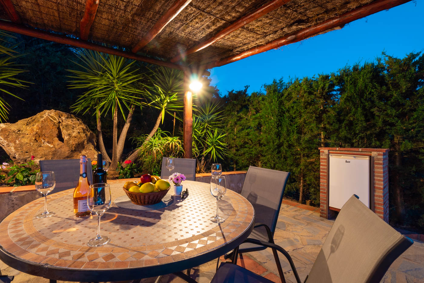 Un lugar encantador para tomar una copa por la noche 